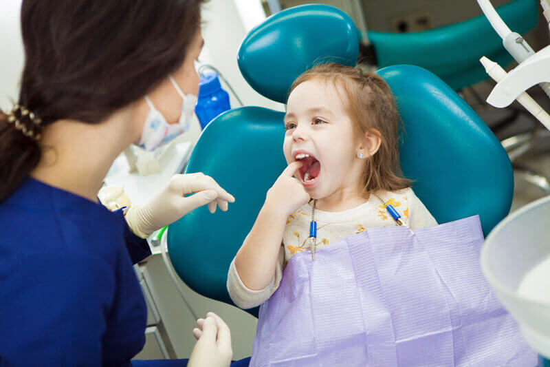 Bei Kindern mit Kreidezähnen hilft Intensivprophylaxe beim Zahnarzt