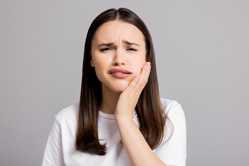 Durch eine entzündete Zahnwurzel entstandene Schmerzen können durch eine Wurzelbehandlung behoben werden.