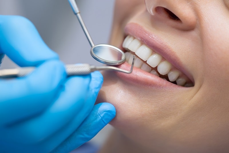 Zu Beginn einer Zahnkorrektur untersucht der Zahnarzt den aktuellen Stand der Zähne.