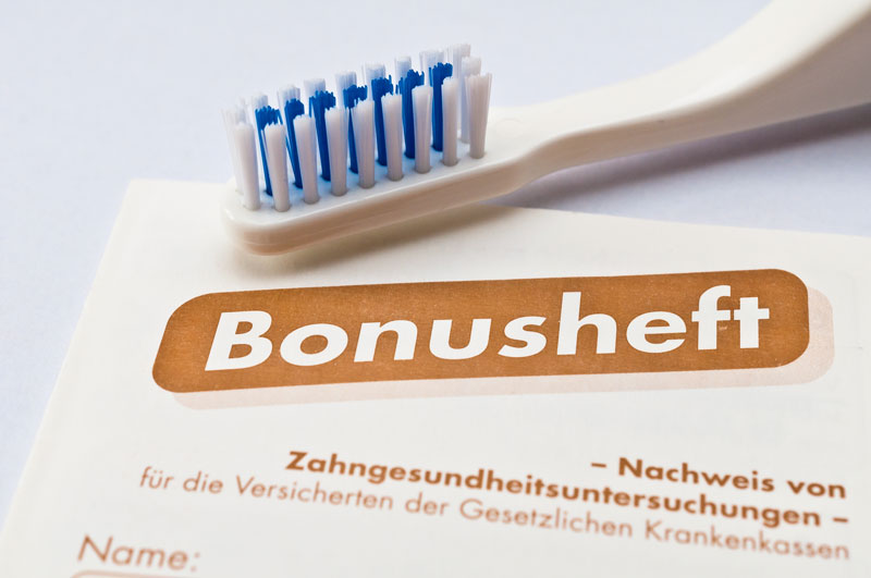 Ein Bonusheft bietet die Möglichkeit, bei den Kosten für Zahnersatz zu sparen.