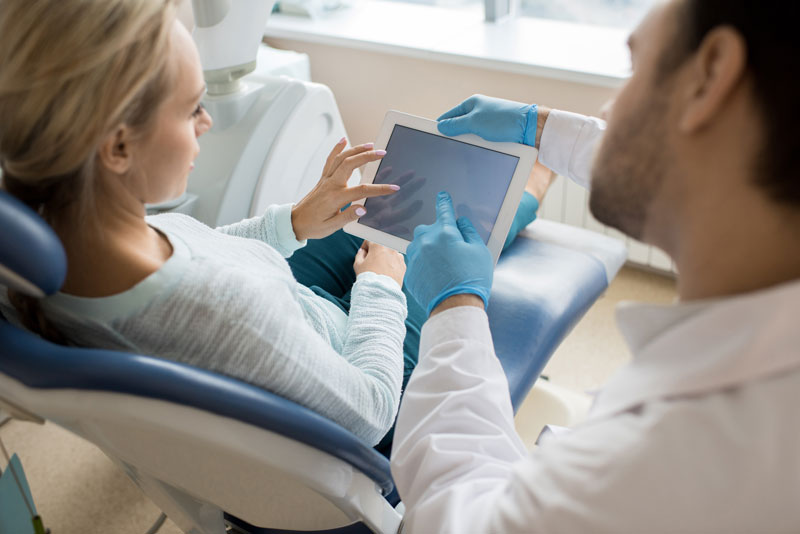 Patienten haben die Möglichkeit, sich die Meinung eines zweiten Arztes zu den Kosten des Zahnersatzes einzuholen.