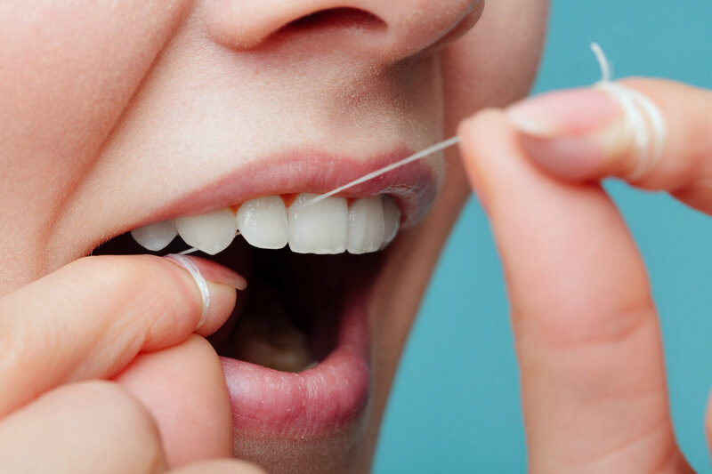 Reinigung der Zahnzwischenräume mit Zahnseide - Ratgeber Zahngesundheit - Münchener Verein