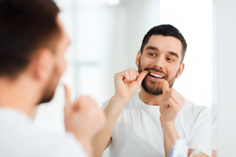 Die tägliche Reinigung der Zahnzwischenräume unterstützt den Erhalt der eigenen Zähne und der Zahnkronen.