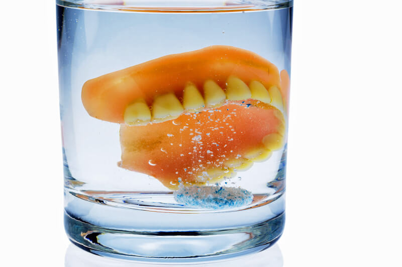 Zahnprothese im Wasserglas - Ratgeber Münchener Verein
