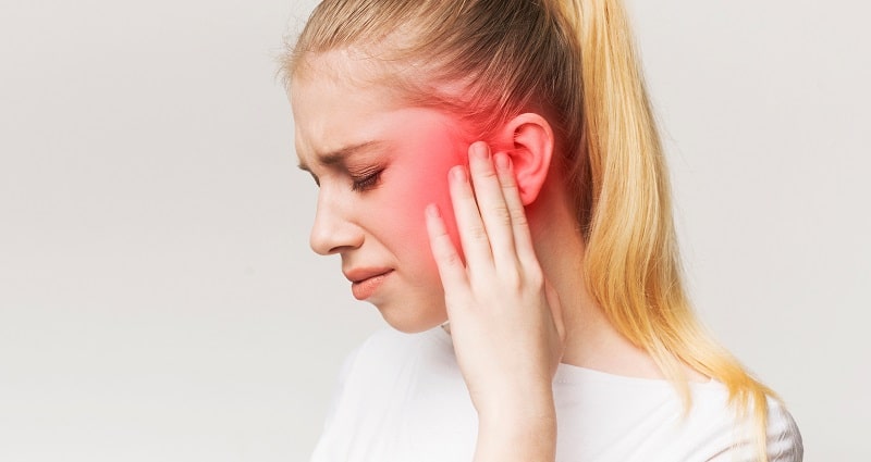 Schmerzen aufgrund einer mittelohrentzündung können in den Kiefer ausstrahlen und zahnschmerzen verursachen.
