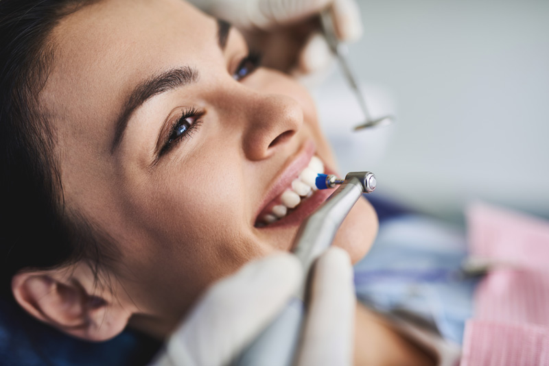 Ein wichtiger Faktor der richtigen Zahnvorsorge ist eine regelmäßige professionelle Zahnreinigung.
