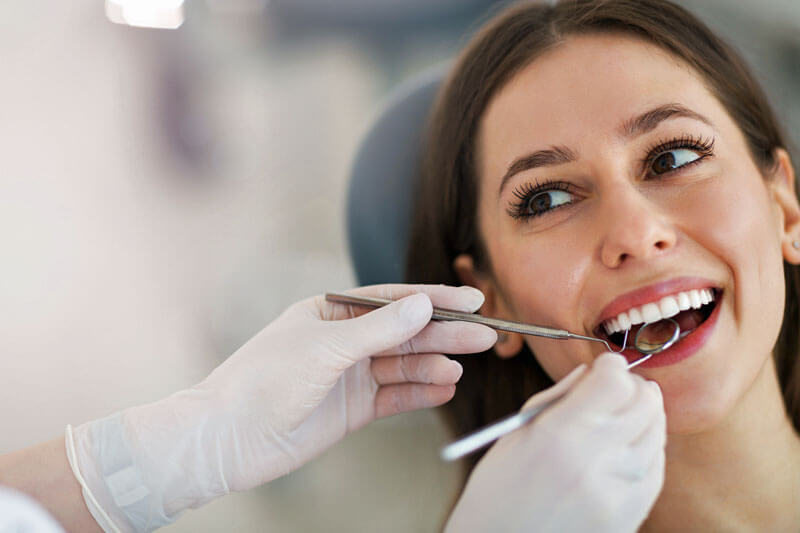 Eine Zahnzusatzversicherung übernimmt die Kosten für Ihre Zahnvorsorge und -prävention.