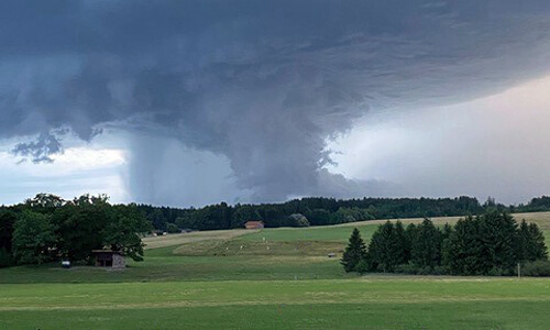 Unwetter Sommer 2021 - eine Windhose bei Wolfratshausen im Lkr. Bad Tölz-Wolfratshausen