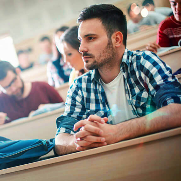 Student sitzt in einem Hörsaal - Münchener Verein Karriere und Ausbildung