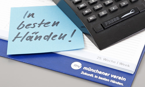 Auf Post-It steht "In besten Händen!" - Münchener Verein Kooperationspartner