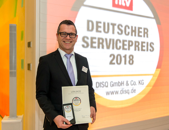 Münchener Verein 2018 erneut mit dem Deutschen Servicepreis ausgezeichnet. Rainer Breitmoser (Chief Customer Officer) nimmt den Deutschen Servicepreis 2018 für den Münchener Verein entgegen.