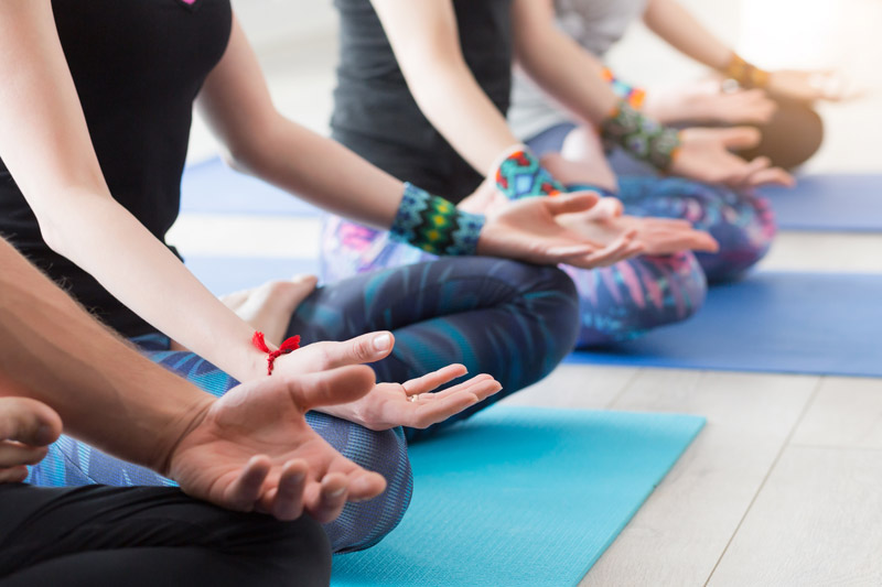 Ausschnitt einer Yogagruppe